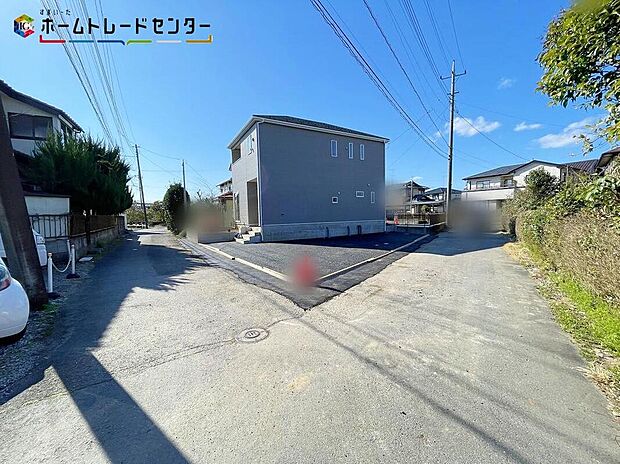 【前面道路含む現地写真】嬉しい仕様がたくさん！
システムキッチン、浴室乾燥機、床下収納、防犯カメラ、TVモニター付きインターホン、人感センサー付玄関灯、全居室ペアガラス、駐車２台可（車種による）♪