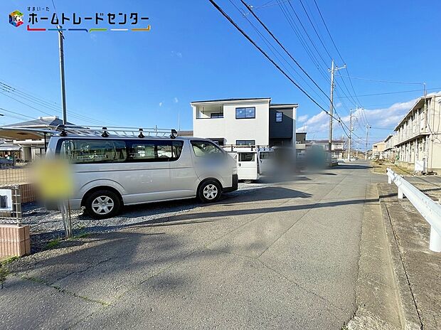 【前面道路含む現地写真】一戸建ての大きなメリットは、「自分の土地」を自由に使えること。好きなペットが飼えるほか、ガーデニングやＤＩＹ、車の手入れなど様々な趣味を楽しめます♪広いお庭でのびのびと開放的に暮らしましょう！