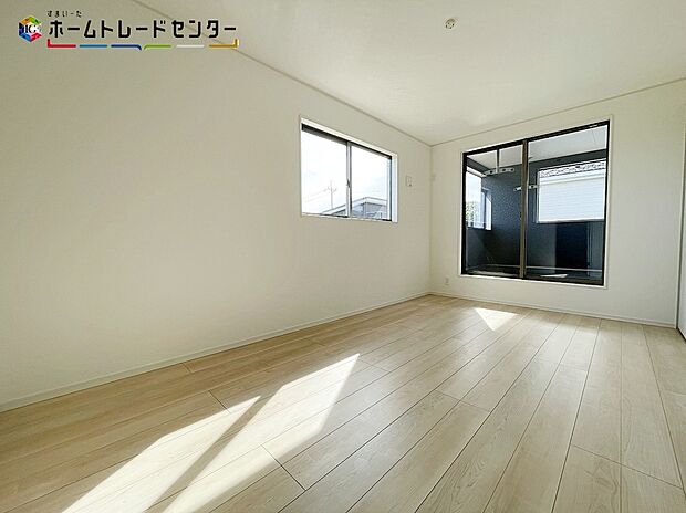 【 リビング以外の居室】ベルコニーに面しているお部屋なので、お陽さまの光を、さわやかな風をたっぷりとりこめます。室内はいつも明るい印象なので気持ちの良い朝を迎えられます。スッキリ起きる朝は一日の生活も明るくなりそうですね!