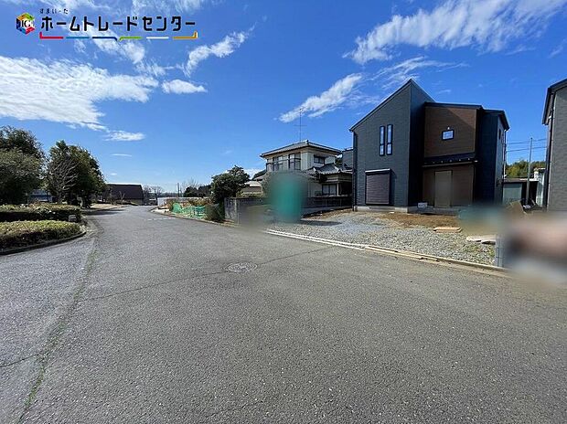 【前面道路含む現地写真】1号棟
平日・お仕事帰りなど、いつでもご案内致します！お気軽にお問い合わせ下さい♪お待ちしております！
開放感あふれる現地を是非ご体感くださいませ！