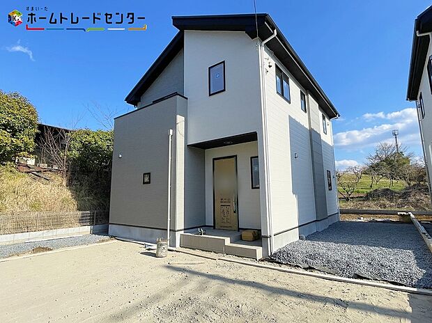 【現地外観写真】6号棟
車２台を駐車できるゆとりあるカースペース（車種による）！同じものは２つとない「夢のマイホーム」との出会いが待っているかもしれません。平日・お仕事帰りなど、いつでもご案内致します！