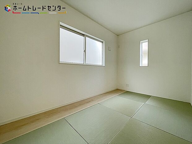 【 リビング以外の居室】２号棟
あると落ち着く『和室』♪窓から入る暖かな日差しについウトウトしてしまいます！家事の休憩スペースやお子様のお昼寝スペースとしても活用してください♪もちろんお客様の宿泊用にも☆