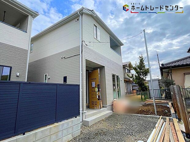 【現地外観写真】２号棟
一戸建ての大きなメリットは、「自分の土地」を自由に使えること。好きなペットが飼えるほか、ガーデニングやＤＩＹ、車の手入れなど様々な趣味を楽しめます♪広いお庭でのびのびと開放的に暮らしましょう！
