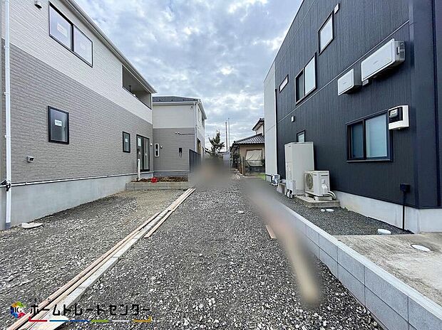 【前面道路含む現地写真】２号棟
交通量が少ない住宅街なので、雨の日でも車の走行音も気になりません。平日・お仕事帰りなど、いつでもご案内致します！お気軽にお問い合わせ下さい♪お持ちしております！