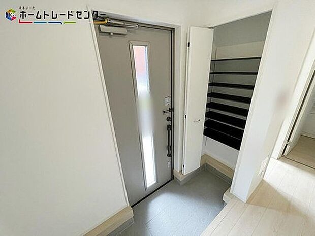 【玄関】２１号棟
玄関は、外の明かりが差し込む明るいスペースとなっております！運気の出入り口とも言われておりますので、明るい玄関はご家族の開運にも繋がるでしょう♪気持ちよく、学校や会社へ出掛けていけますね！
