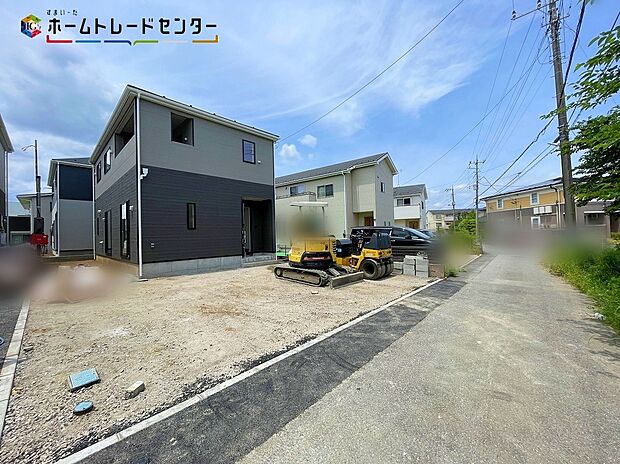 【 前面道路含む現地写真】一戸建ての大きなメリットは、「自分の土地」を自由に使えること。好きなペットが飼えるほか、ガーデニングやDIY、車の手入れなど様々な趣味を楽しめます♪広いお庭でのびのびと開放的に暮らしましょう!