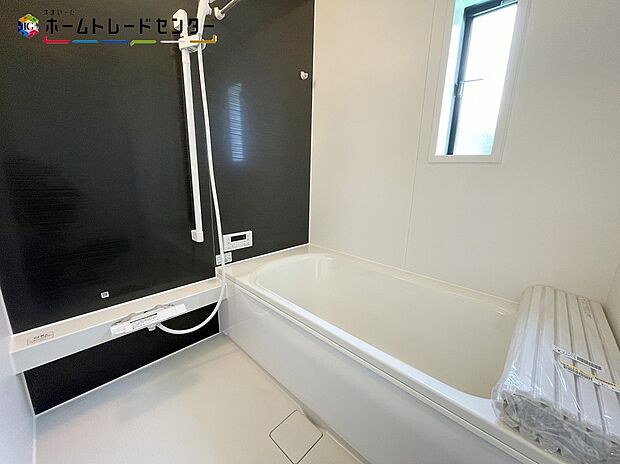 【浴室】浴室乾燥機付きのバスルームとなっております♪落ち着いた雰囲気のゆったり寛げるバスルーム。毎日のバスタイムが楽しみになりそうです。窓があることで、換気環境も良好。掃除もスムーズに出来ます。