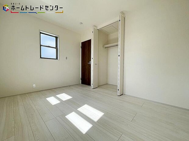 【収納】全居室に収納を完備しておりますので、いつでもお部屋をすっきりとお使い頂けそうです。自分好みのインテリアやレイアウトを考えるのも楽しみです。