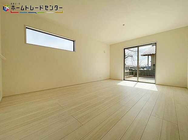 【リビング】広々とした開放感あふれるリビングです。充分な広さがございますので、ご家族でインテリアのレイアウトを考えるのも楽しみですね♪お気に入りの家具に囲まれて、家族皆がゆったりした気持ちで過ごせたら最高ですね！