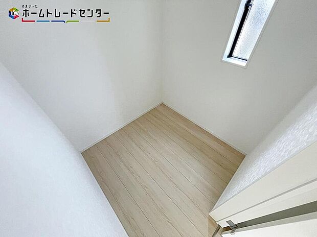 【収納】１号棟
嬉しいプラスアルファの収納スペース付き！衣類や季節物の電化製品、大きな物をしまっておくのに便利な納戸です！永く住むにつれて、荷物が増えてしまいますが納戸があると、各お部屋がきれいに保てますね！