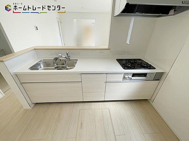 【キッチン】１号棟
キッチンで作業しているママと、リビングにいるご家族が楽しくお話し出来る空間となっております。テレビの内容や、会社や学校であったこと何でも話せるコミュニケーション溢れる場所になりそうです！
