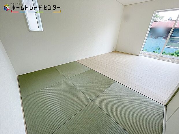 【タタミコーナー】４号棟
LDKからフラットに繋がる扉のない畳コーナーがありますので、ゴロンと横になれたり、お子様が遊ぶスペースにしたり、洗濯物を畳んだりと活用方法はたくさんあります。