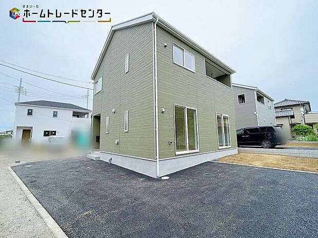 【前面道路含む現地写真】５号棟
敷地内にゆとりの駐車スペース完備！毎日の車の出し入れもスムーズで安心です！来客時の駐車にも困りません！快適なカーライフをこの家で！
