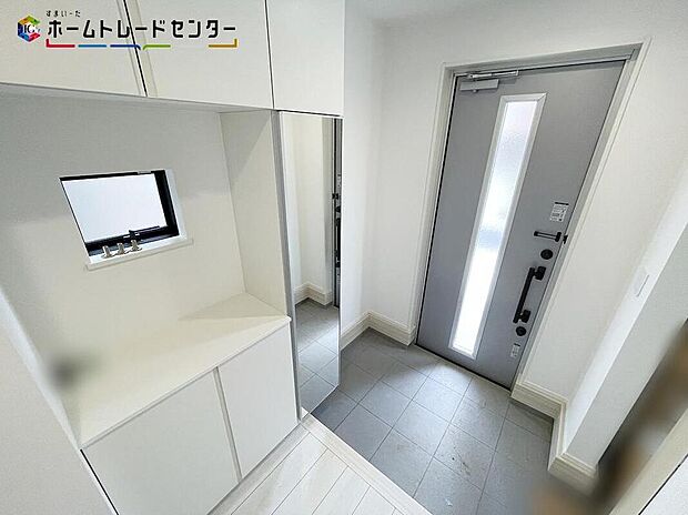 【玄関】ご家族が増えると靴の数も増えますね。大容量の収納力で大家族の履物もすっきり収納できます！いつでも玄関周りがすっきりと片付きますので急な来客でも慌てません！