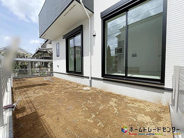 【庭】陽光たっぷり降りそそぐ南庭を備えた理想のお住まいです。お子様が安心して遊べる場所や趣味のガーデニングなど、ライフスタイルに合わせていろいろとお楽しみ頂けそうです。お庭があると暮らしが豊かになりますね！