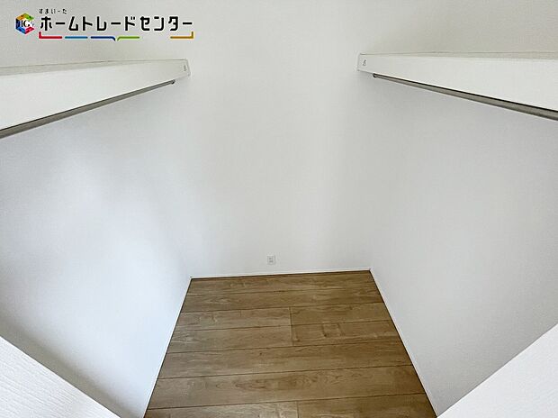 【収納】2号棟
衣類だけでなく、鞄などの小物からスーツケースやレジャー用品などの大きな物までたっぷり収納出来ます。お部屋は美しい空間を保てますね!