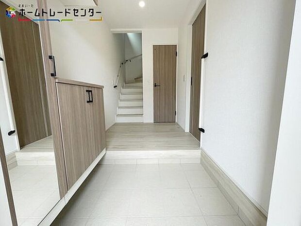【玄関】2号棟
訪れる人を優しく迎える、スタイリッシュな玄関。開放感のある玄関ホール。温もり感じるフローリング仕様ですので、ご家族やお客様を温かく迎えてくれます。