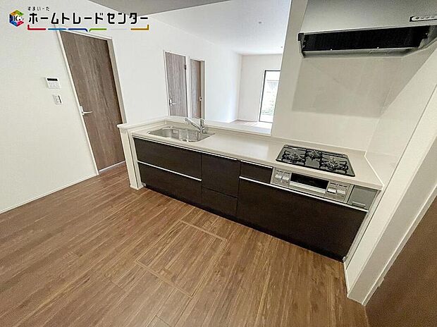 【キッチン】リビングで遊んでいるお子様を見守りながら、時にはお喋りをしながら料理や後片付けができる人気の高いスタイルです♪毎日の出来事にお話が弾みますね!キッチンに居ながら、家族とのコミュニケーションがとれます!