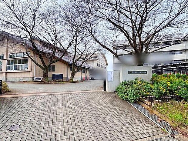 牛久市立牛久第一中学校(約2,450m)