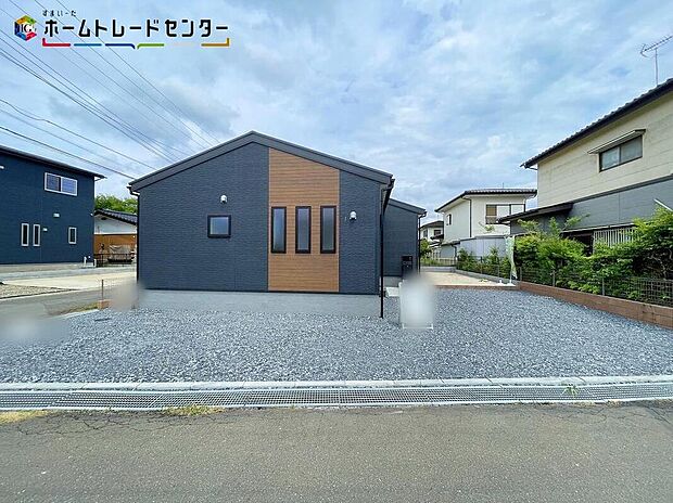【駐車場】嬉しい仕様がたくさん!
浴室乾燥機、システムキッチン、ウォークインクローゼット、洗浄便座、床下収納、24時間換気、TVモニター付きインターホン、人感センサー、駐車3台可(車種による)♪