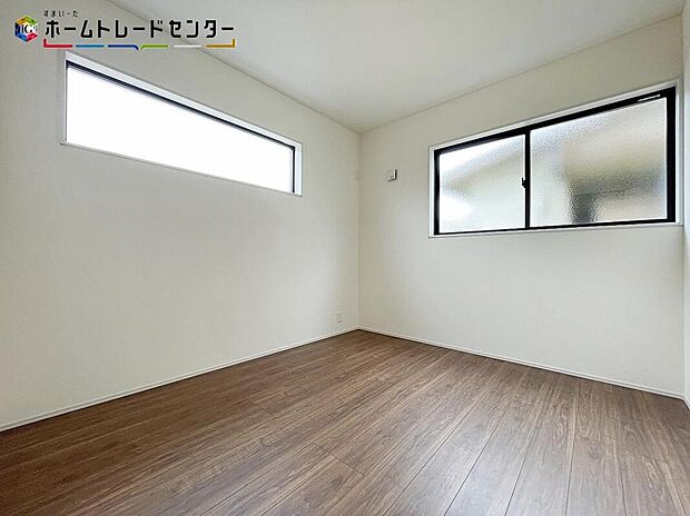 【リビング以外の居室】採光良好な明るい室内です。木の温もりがやさしいフローリングは安らぎをもたらすプライベート空間。窓から降り注ぐ陽光が、爽やかな光で満たします。優しい風が包み込み思わずウトウトと心地よくなってしまいますね