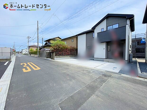 【現地外観写真】4号棟
自然豊かなこの街は、四季折々の風景が心を癒し、穏やかな暮らしを育む理想の環境。家族の未来を優しく包み込む、そんな場所です。