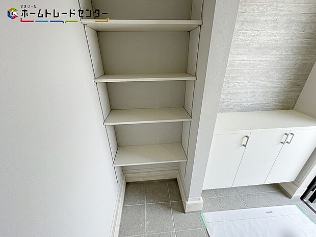 【玄関】3号棟
扉を開けた瞬間、心地よい自然光が出迎えてくれる開放的な玄関。明るい光が空間を広々と見せ、毎日の「行ってきます」と「ただいま」を爽やかに演出。住まいの第一印象を格上げする、自慢の明るい空間です。