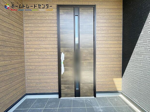 【玄関】玄関ポーチには屋根がついているので雨でも玄関前で濡れずにお出かけ準備が出来ます。セキュリティを高められるTVモニター付きインターフォンが標準装備です！