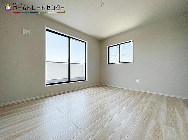 【リビング以外の居室】大きな窓から光が差し込む室内！日の光で照らされた明るいお部屋は、趣味の時間を過ごす時も、家族や友達と一緒に過ごす時も、いつでも居心地のいいリラックスできる空間をお届けします！
