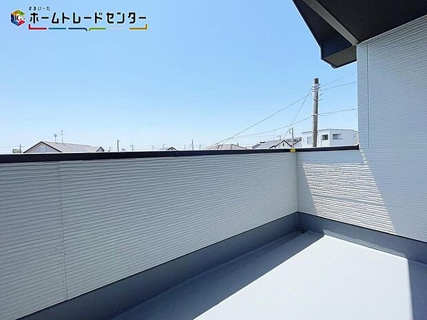 【バルコニー】心地よい春の陽射しや暖かな風を楽しむことが出来るバルコニー。晴れた日にはたっぷりの洗濯物や布団を干せます！屋根があるので急な雨にも慌てずに済みますね！