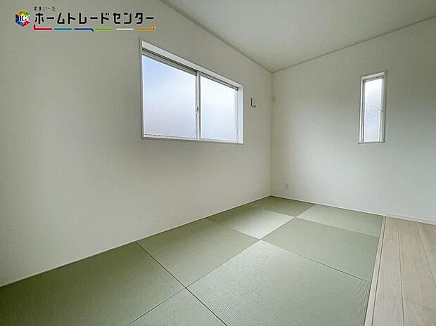 【リビング以外の居室】２号棟
あると落ち着く『和室』♪窓から入る暖かな日差しについウトウト！家事の休憩スペースやお子様のお昼寝スペースとしても活用してください♪もちろんお客様の宿泊用にも☆押し入れもあるので安心です♪