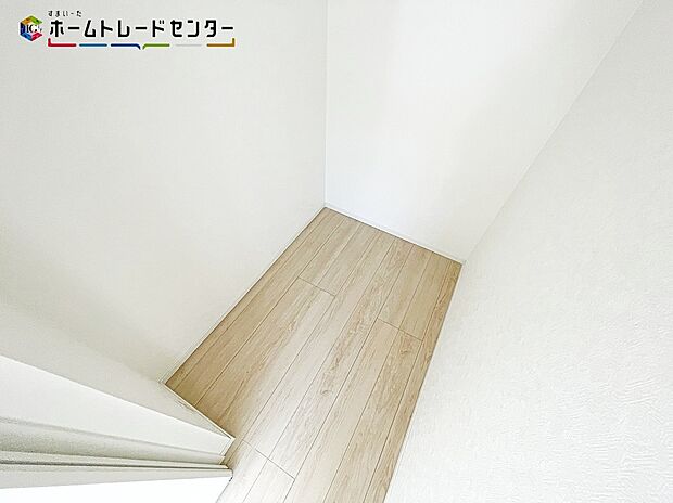 【収納】ウォークインクローゼットは高い収納力が魅力の設備!夫婦で分けたり、アイテムで分けたりでき使い勝手が良いです!また、帽子や鞄、アクセサリーはもちろん、ゴルフバックやキャリーバックも収納出来ます!
