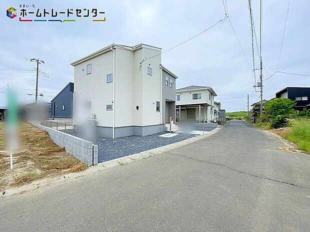 【前面道路含む現地写真】１号棟
平日・お仕事帰りなど、いつでもご案内致します！お気軽にお問い合わせ下さい♪お待ちしております！
開放感あふれる現地を是非ご体感くださいませ！