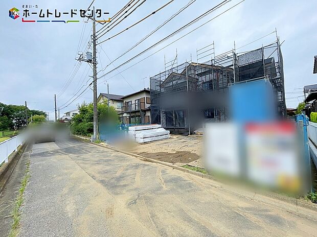 【前面道路含む現地写真】○嬉しい設備仕様システムキッチン、浴室乾燥機、ウォークインクローゼット、床下収納、TVモニター付インターホン、24時間換気システム、食器洗い乾燥機、シューズインクローク、駐車場3台(車種による)!