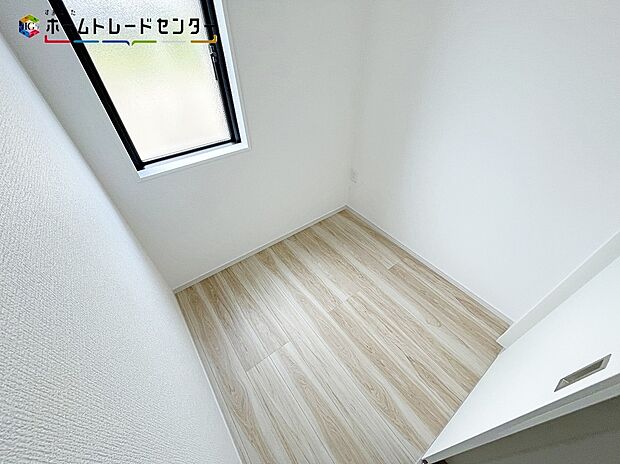 【収納】1号棟
ここにあったら片付くのに、ここにあったら作業しやすいのに、「あったらいいな」を実現した間取!生活楽・家事楽のストレスフリー動線♪動きがスムーズになって暮らしの心地よさがぐっと高まりそうです。