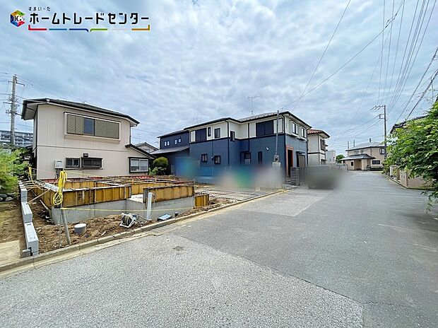 【前面道路含む現地写真】○嬉しい設備仕様システムキッチン、浴室乾燥機、ウォークインクローゼット、パントリー、シューズインクローク、リネンスペース、24時間換気システム、食器洗い乾燥機、折り上げ天井、駐車場２台（車種による）