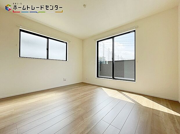 【リビング以外の居室】B号棟
日当たりが良い南向きのお部屋!長い時間、日光が差し込むため部屋全体が明るく居心地の良い空間です!日中は照明を点ける必要もありません!収納もございますのでお部屋も広々、物の置場にも困りません!