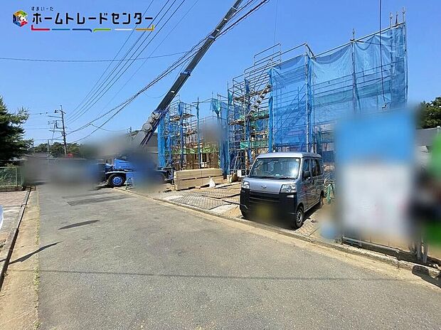 【前面道路含む現地写真】B号棟＞空と緑が広がる街で、子どもたちの感性を育む暮らしを始めませんか。便利さと静けさが共存する街。毎日がちょっと特別になる、そんな暮らしがここにあります。