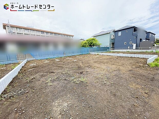 【現地外観写真】２号棟＞リビングも各部屋もバルコニーも、大きな窓から開放的な空間に陽の光がたっぷり降り注ぐ、見て明るく！家族も明るく！おうちに帰るのが楽しくなるようなお住まいです！
