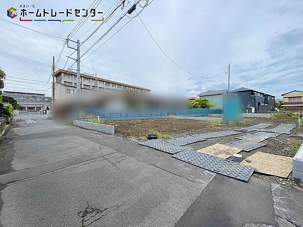 【前面道路含む現地写真】２号棟＞家族の笑顔があふれる、ぬくもりと安心に包まれた夢のマイホーム。四季の移ろいを感じながら、心豊かな暮らしを育む理想の住まいです。毎日が特別になる、そんな場所に出会ってください！