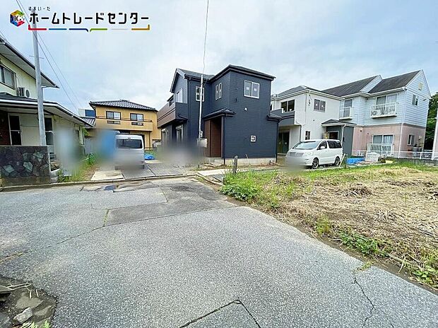 【前面道路含む現地写真】B号棟
木のぬくもりが感じられる優しい色合いの外観は、街並みに自然と溶け込み、訪れる人の心をほっと和ませます。家族の時間がより豊かに、穏やかに流れる住まいです。