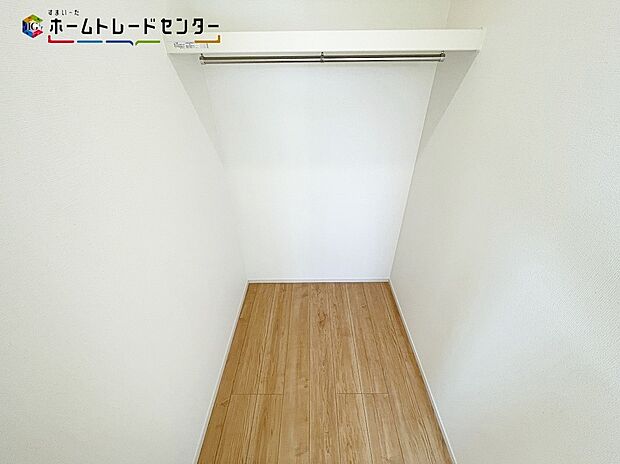 【収納】A号棟
衣類だけではなく、バッグや帽子、アクセサリーといったファッションアイテムをすべて一ヶ所で収納出来ます!衣類の収納を部屋に置く必要がないので、広々すっきりとした部屋になります。