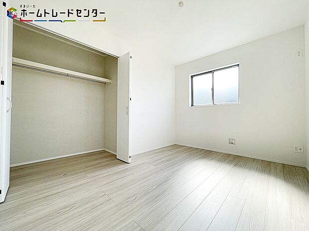 【収納】B号棟
各室収納完備!いつも、綺麗に保たれお洒落な状態を維持できます!いつの間にか増える衣類や小物もきちんと片付けられるでしょう!お部屋に収納家具を置かなくても済みますので広々とお使いになれますね!