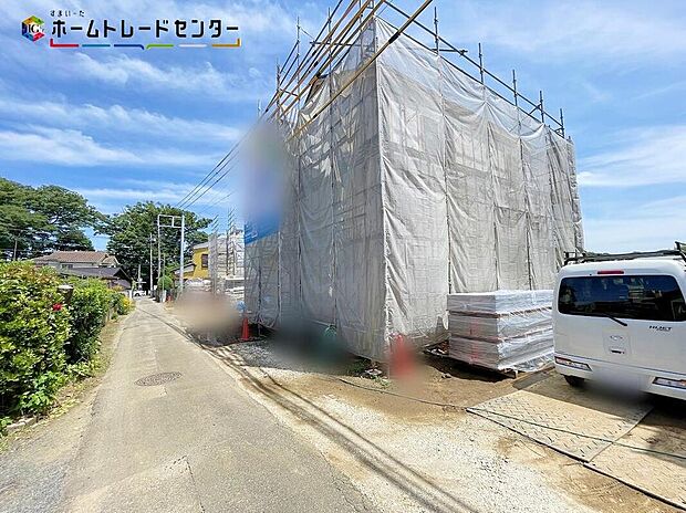 【前面道路含む現地写真】B号棟
家族の笑顔が集まる対面キッチンと広々リビング！理想の子育て空間がここにあります！写真だけでは伝わらない魅力があります。ぜひ現地でご家族とご体感ください！