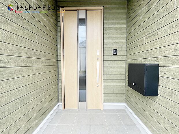 【玄関】 玄関ポーチには屋根がついているので雨でも玄関前で濡れずにお出かけ準備が出来ます。セキュリティを高められるTVモニター付きインターフォンが標準装備です！
リビング 
キッチン 
