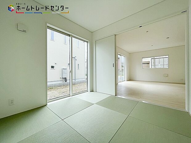 【リビング以外の居室】リビングに続き間の和室があります！来客時にも重宝しますが、小さなお子様を寝かせるスペースにもなりますので、使い方はあなた次第です。