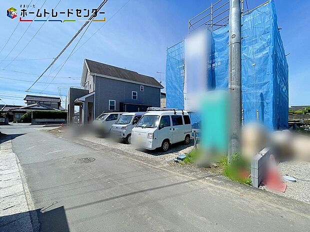【前面道路含む現地写真】２号棟＞静かな住宅街で安心の子育てを！家族の笑顔があふれる暮らしを始めてみませんか！子ども部屋も確保できるゆとりの間取りです！家族の成長に寄り添う邸宅となっております！