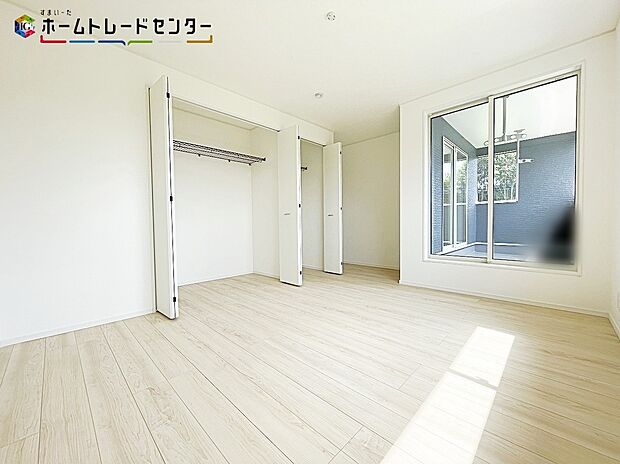 【収納】各室収納完備!いつもスッキリと、綺麗に保たれお洒落な状態を維持できます!いつの間にか増える衣類や小物もきちんと片付けられるでしょう!お部屋に収納家具を置かなくても済みますので広々とお使いになれますね!