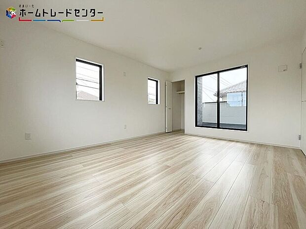 【リビング以外の居室】大きな窓から光が差し込む室内！日の光で照らされた明るいお部屋は、趣味の時間を過ごす時も、家族や友達と一緒に過ごす時も、いつでも居心地のいいリラックスできる空間をお届けします！