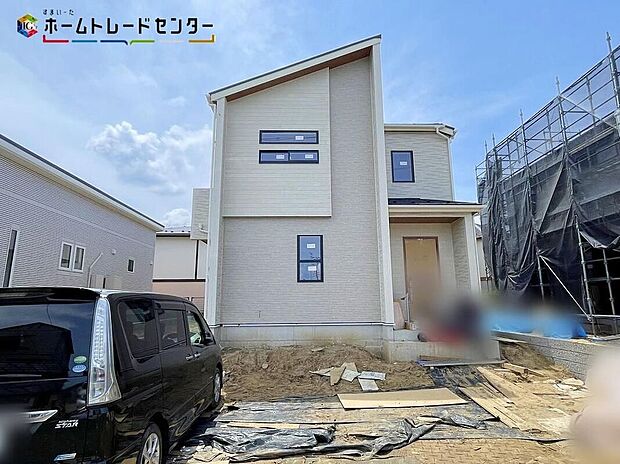【現地外観写真】2号棟リビングも各部屋もバルコニーも、大きな窓から開放的な空間に陽の光がたっぷり降り注ぐ、見て明るく!家族も明るく!おうちに帰るのが楽しくなるようなお住まいです!